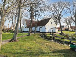 Una gran iglesia blanca con árboles delante. en Holiday home Bogense XLV, en Bogense