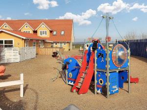 un parque infantil con tobogán y equipo de juegos en Holiday home Bogense XLVII, en Bogense