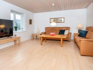 uma sala de estar com um sofá e uma mesa em Holiday home Ørsted V em Ørsted
