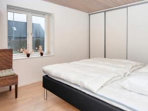 um quarto com uma cama e uma janela em Holiday home Ørsted V em Ørsted