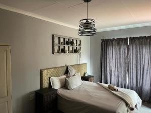 um quarto com uma cama com um bicho de peluche em Balfour Lodge em Balfour