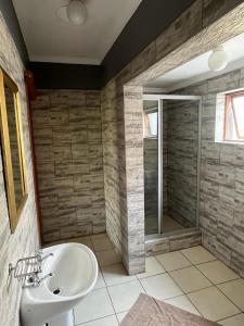 uma casa de banho com um lavatório e um chuveiro em Balfour Lodge em Balfour