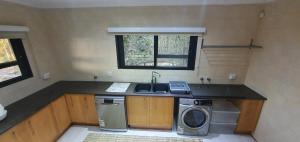 Η κουζίνα ή μικρή κουζίνα στο Luxury GuesthouseCo RiverHouse +6 φωτογραφίες