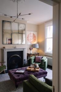 Cambridge House في باث: غرفة معيشة مع أريكة وطاولة قهوة