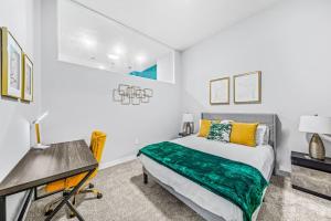 Un pat sau paturi într-o cameră la 2BR with Free parking, Pool and Steam inn Downtown Cleveland