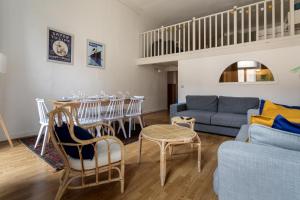 sala de estar con sofá y mesa en NOCNOC- L'Escale, en Marsella