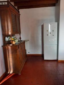 Panjas的住宿－Maison de campagne Les Chênes.，厨房配有白色冰箱和木制橱柜。