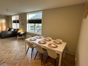 - une salle à manger avec une table et des chaises dans l'établissement Modern Central Apartment Apt 105, à Stavanger