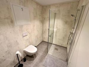 Ένα μπάνιο στο Modern Central Apartment Apt 105 +9 φωτογραφίες