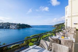 福伊的住宿－Harbour Hotel Fowey，阳台享有海景。