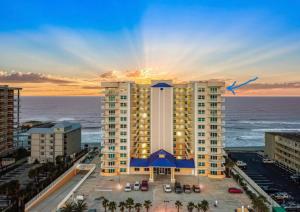 デイトナ・ビーチ・ショアーズにあるBeachview Luxury Condo with Sunrise and Sunset Viewsの海を背景にした建物