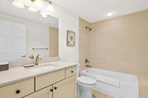 デイトナ・ビーチ・ショアーズにあるBeachview Luxury Condo with Sunrise and Sunset Viewsの洗面台とトイレを備えた白いバスルーム +26枚の写真