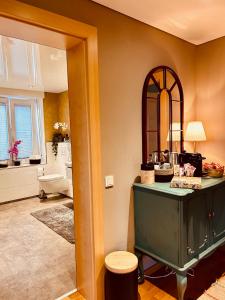baño con armario verde y espejo en Guest House, en Luxemburgo