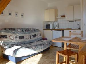 - une cuisine avec un lit et une table dans une chambre dans l'établissement Appartement Saint-Cyprien, 2 pièces, 6 personnes - FR-1-225D-25, à Saint Cyprien Plage