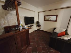 A television and/or entertainment centre at Casa La Ferula apt2 vicino al mare e Taormina con balcone