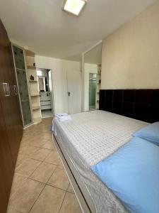 um quarto com uma cama grande e um espelho em Ótima Localização - Zona Norte - SEM TAXAS no Recife