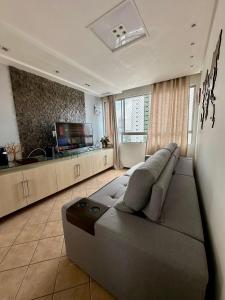 uma grande sala de estar com um sofá e uma televisão em Ótima Localização - Zona Norte - SEM TAXAS no Recife