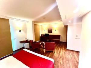 Voodi või voodid majutusasutuse King Suites Hotel toas