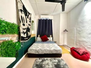 1 dormitorio con 2 camas y pared verde en Cozy255#4pax#Wifi#NearAeonAlma#5kmtoIconCity, en Bukit Mertajam