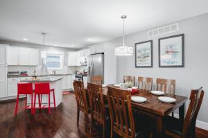 Una cocina y un comedor con mesa y sillas. en 962 Townhouse 3BR Near Downtown Beaches and Wineries, en Traverse City