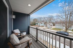 balcón con silla y vistas a un coche en 962 Townhouse 3BR Near Downtown Beaches and Wineries, en Traverse City