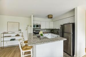 Kuchyň nebo kuchyňský kout v ubytování Crystal City Charm 2BR Free Parking 304