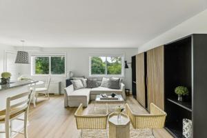 Posezení v ubytování Crystal City Charm 2BR Free Parking 304 + 9 fotografií