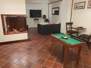 A television and/or entertainment centre at Casa La Ferula apt2 vicino al mare e Taormina con balcone
