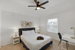 Ένα ή περισσότερα κρεβάτια σε δωμάτιο στο 5 Bedrooms Backyard Oasis - Groups Welcome +42 φωτογραφίες