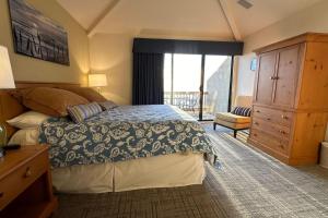 A bed or beds in a room at Full Ocean View-2 Decks-Heated Pools