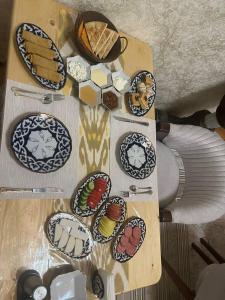 una mesa con platos de comida. en SAID-MAXSUM en Khiva