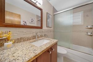 La salle de bains est pourvue d'un lavabo, de toilettes et d'un miroir. dans l'établissement Hollywood Relaxation Pool Escape, à Miami Gardens
