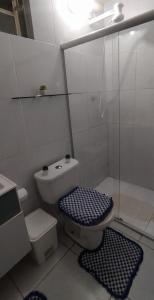 een badkamer met een toilet en een glazen douche bij ApartamentoTop Praia Jacarecica 200mts da praia in Maceió