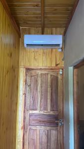 eine Tür in einem Raum mit einer Apertur in der Unterkunft Cabañas “La India” in Jardín América
