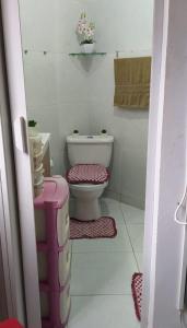 een kleine badkamer met een toilet en een wastafel bij ApartamentoTop Praia Jacarecica 200mts da praia in Maceió