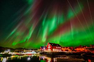 une image des lumières du nord dans le ciel dans l'établissement Ure Lodge, à Sennesvik