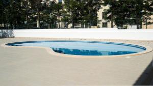 un petit bassin d'eau sur un trottoir dans l'établissement Apartamento Oura Mar - By Dalma Portuguesa, à Albufeira