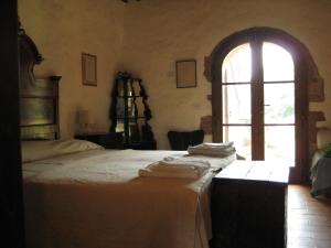 a bedroom with a bed with towels on it at Agriturismo il Casalino in Pari