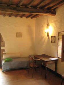 a dining room with a table and a bed at Agriturismo il Casalino in Pari