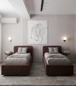 バクーにあるDastan Hotel Bakuのベッドルーム1室(ベッド2台、ソファ付)