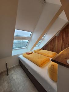 two beds in a small room with a window at Ferienhaus Flechtner in Norderney
