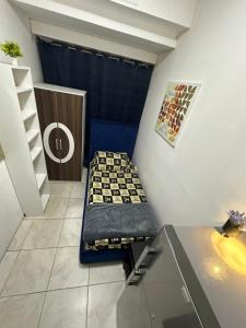 Habitación con cama en la esquina de una habitación en Backpackers zone en Dubái