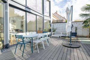 patio con mesa y sillas en el balcón en Villa Corneille - Welkeys, en Versalles