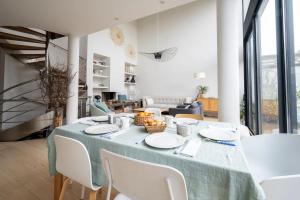 comedor con mesa y sillas blancas en Villa Corneille - Welkeys, en Versalles