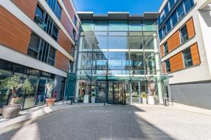 un edificio de oficinas con una puerta de cristal en una calle en Harbour Hotel & Spa Guildford, en Guildford