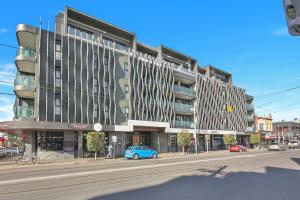 um carro azul estacionado em frente a um edifício em Top Location 2 BR Apt Amazing View & Free parking em Melbourne