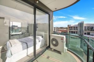 balcón con cama y ventilador en Top Location 2 BR Apt Amazing View & Free parking, en Melbourne
