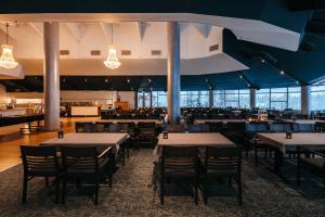 a dining room with tables and chairs in it at Lapland Hotels Ylläskaltio in Äkäslompolo