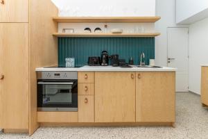 A kitchen or kitchenette at Síp 7 Fancy Suite Near Synagogue