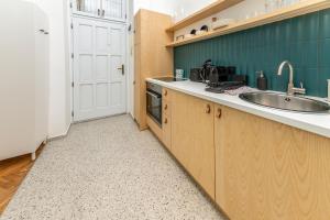 A kitchen or kitchenette at Síp 7 Fancy Suite Near Synagogue